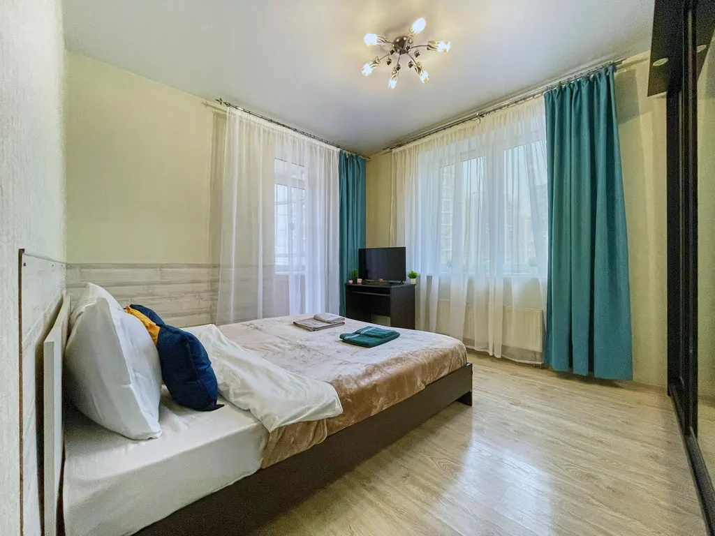 Шикарная 2-комнатная квартира с раздельными комнатами и балконом