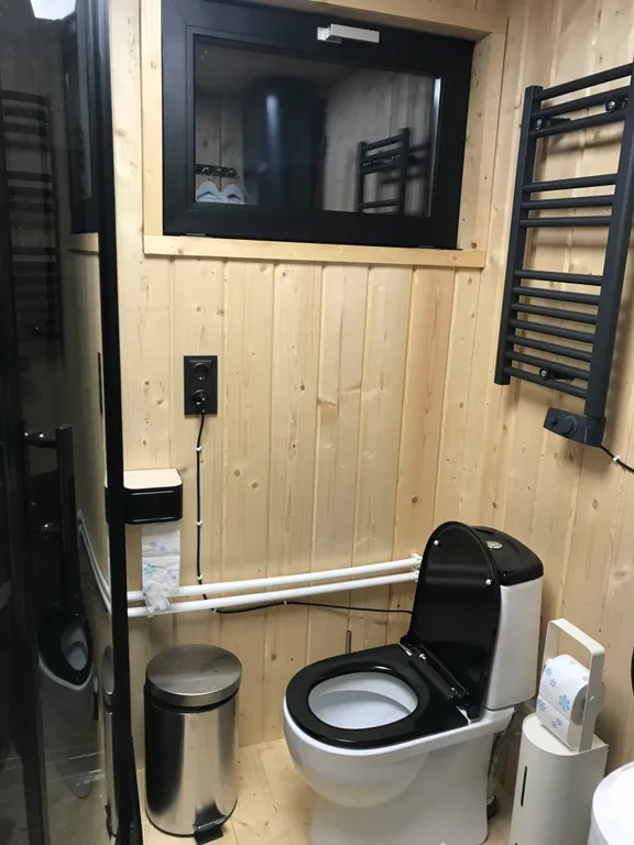 Домик у пруда