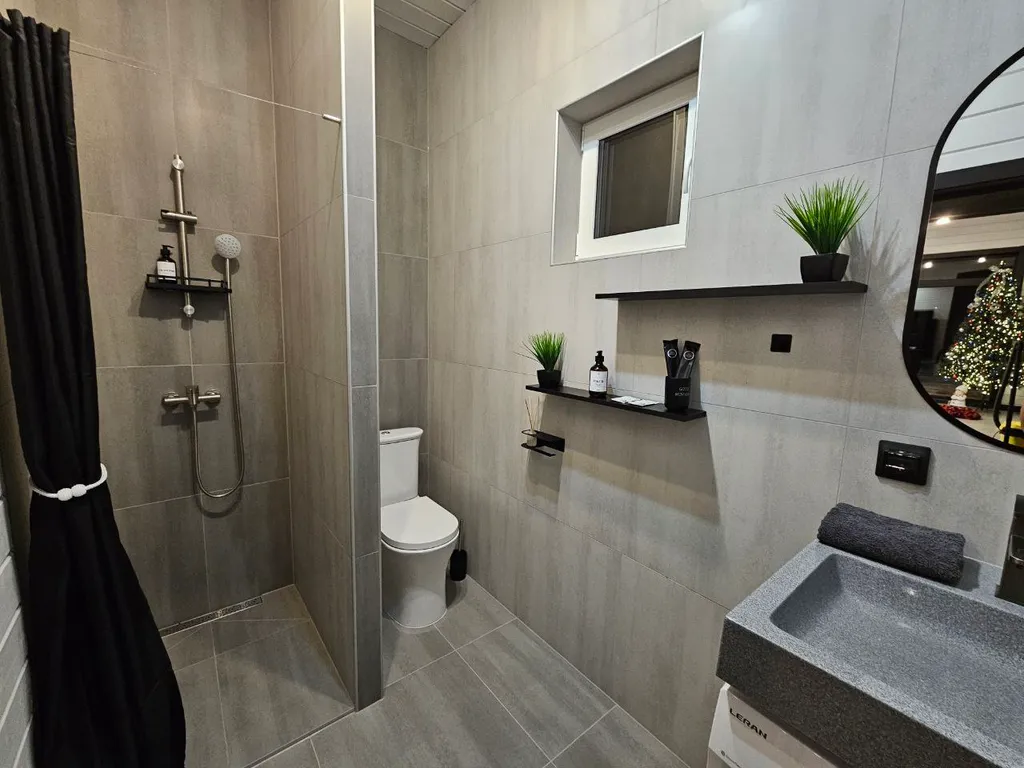 Дом с большой террасой, панорамными окнами, банным чаном и сауной