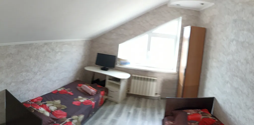 Дом с навесом и парковкой