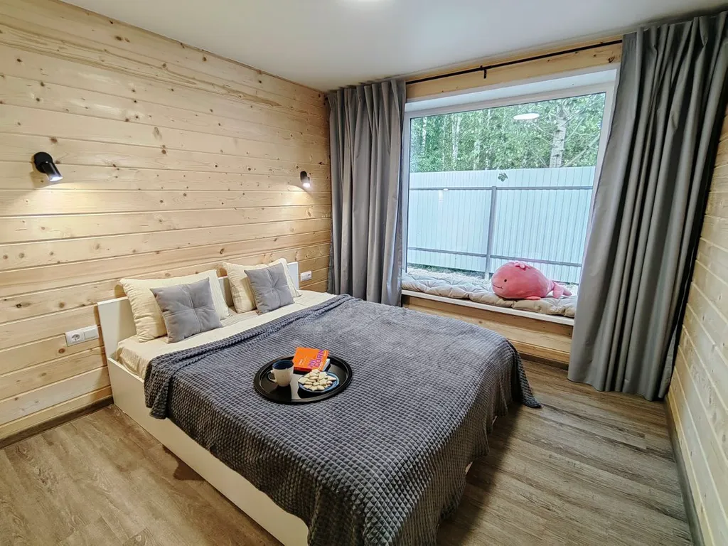 Уединенный домик возле леса