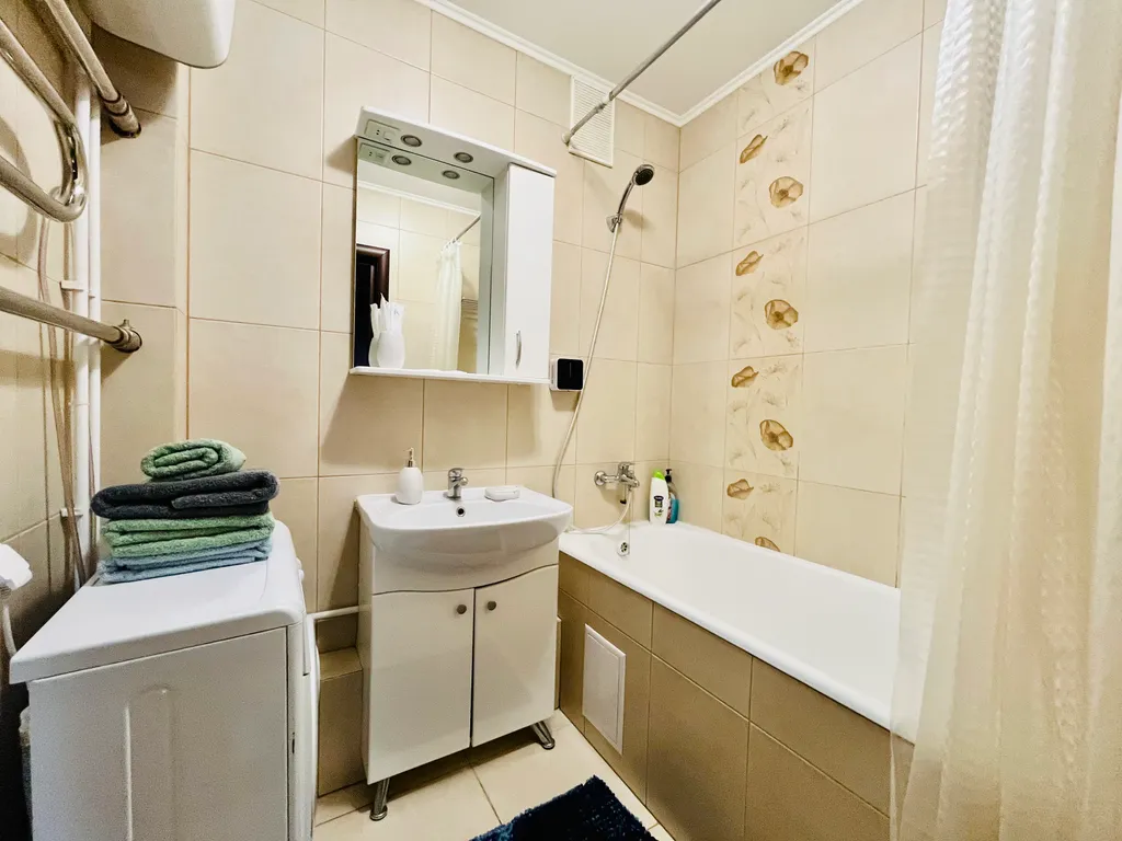 Изолированная двухкомнатная в центре города рядом с метро и ТЦ