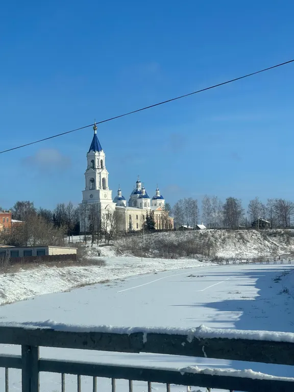 Дом с баней на берегу реки Волга с большой территорией