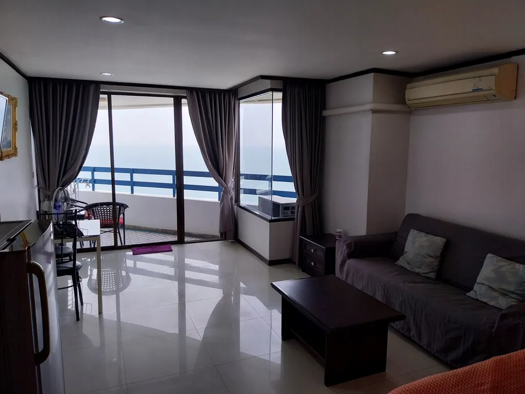 Студия с фронтальным видом на море