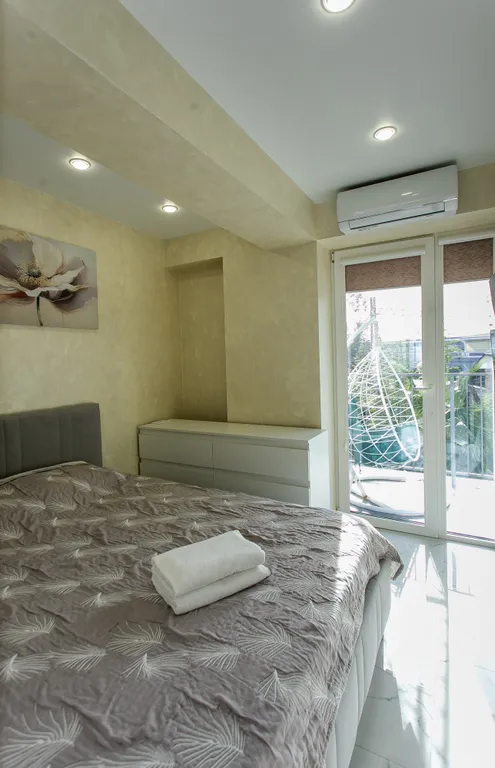 Светлые апартаменты с двумя спальнями и балконом с качелью