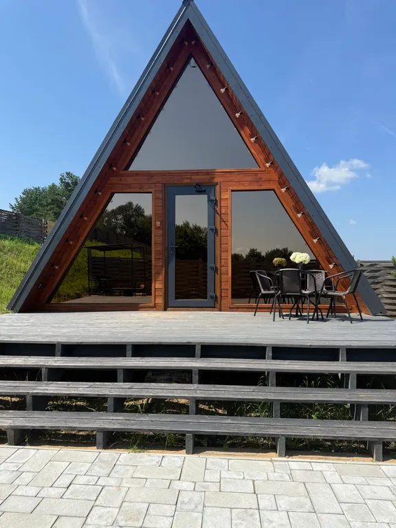 Уютный домик на берегу реки с горячим чаном