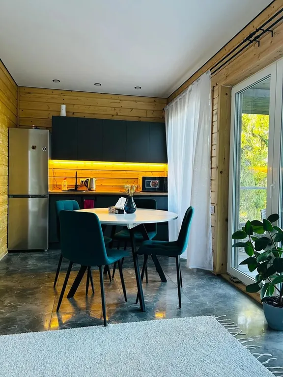 Тихий домик у леса и озера