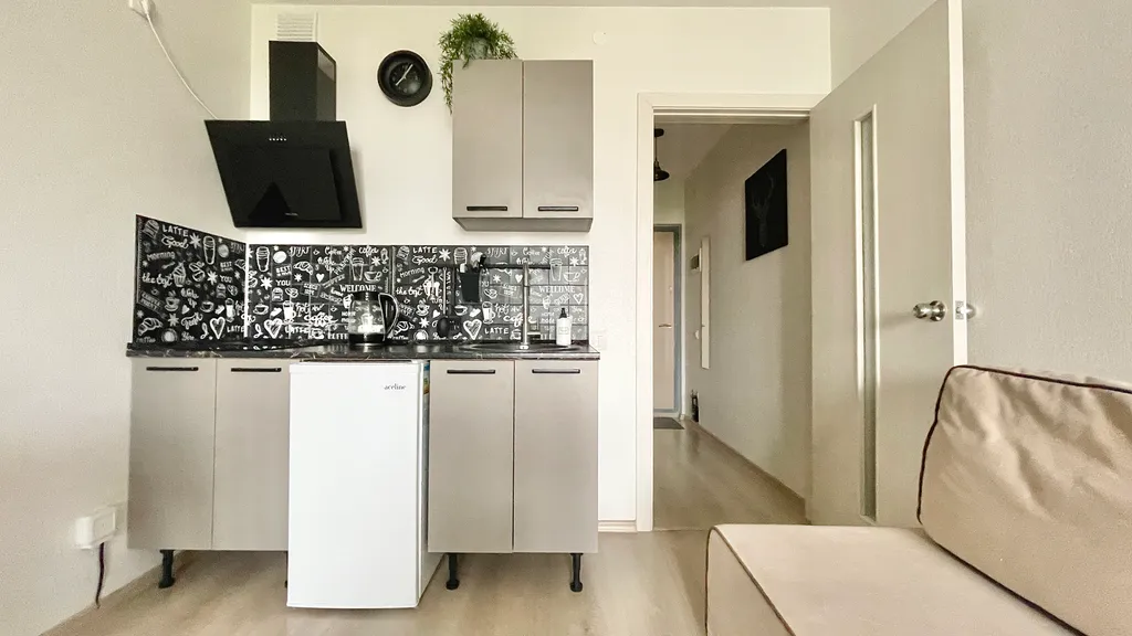 Не в отеле, а в квартире