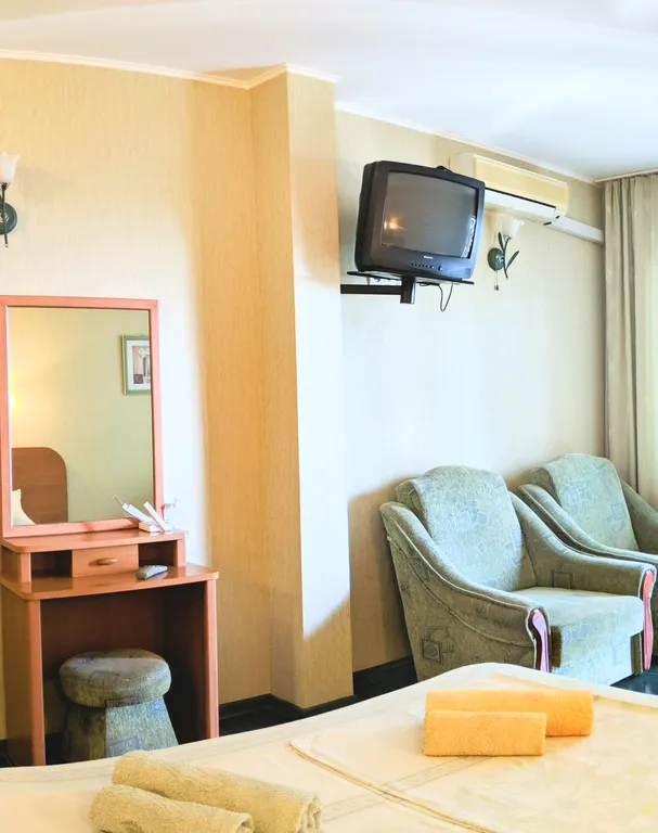 Уютная комната с балконом у моря