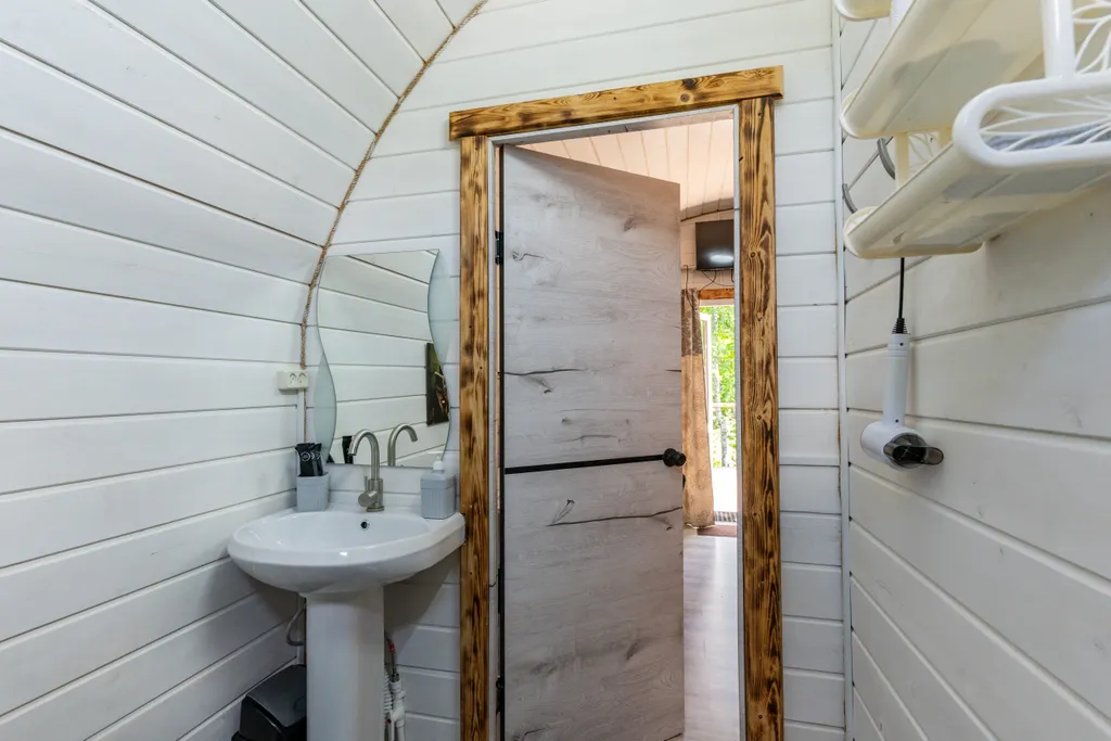 Уютный домик на опушке леса