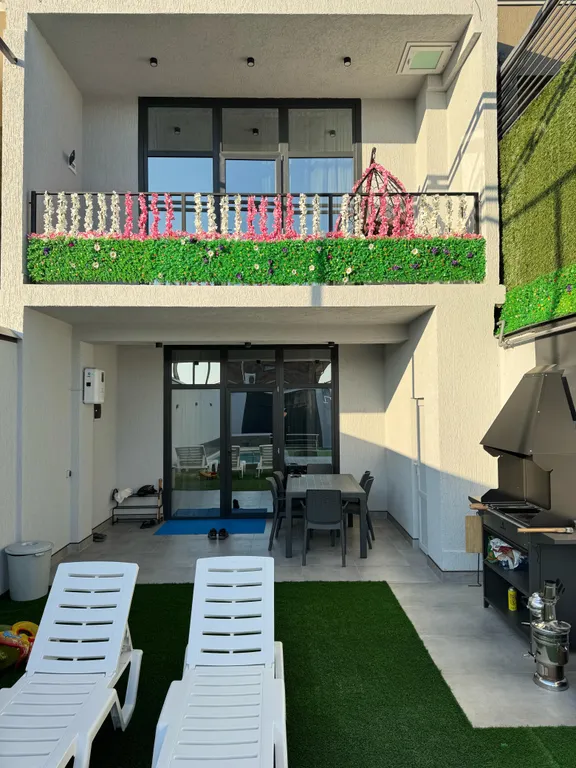 Шикарный дом с бассейном на берегу