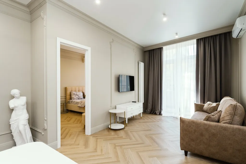 Стильные Апартаменты в центре Ялты «Yalta Plaza Holidays» 100м до Моря