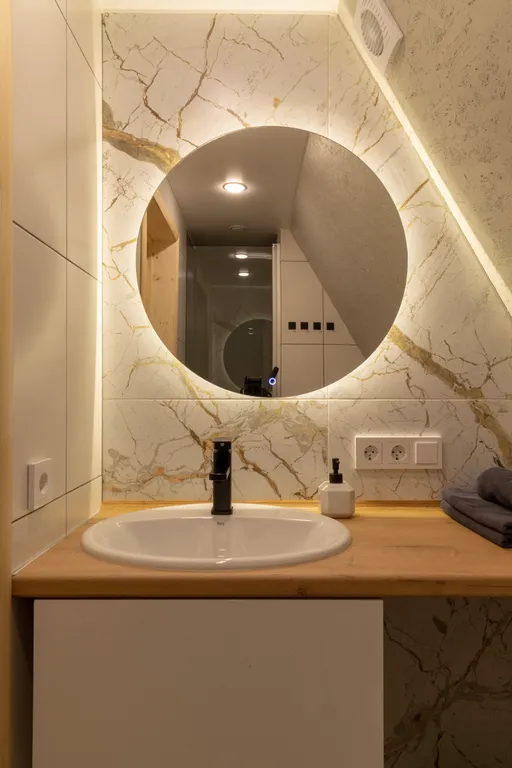 Уютный дом шалаш в лесу