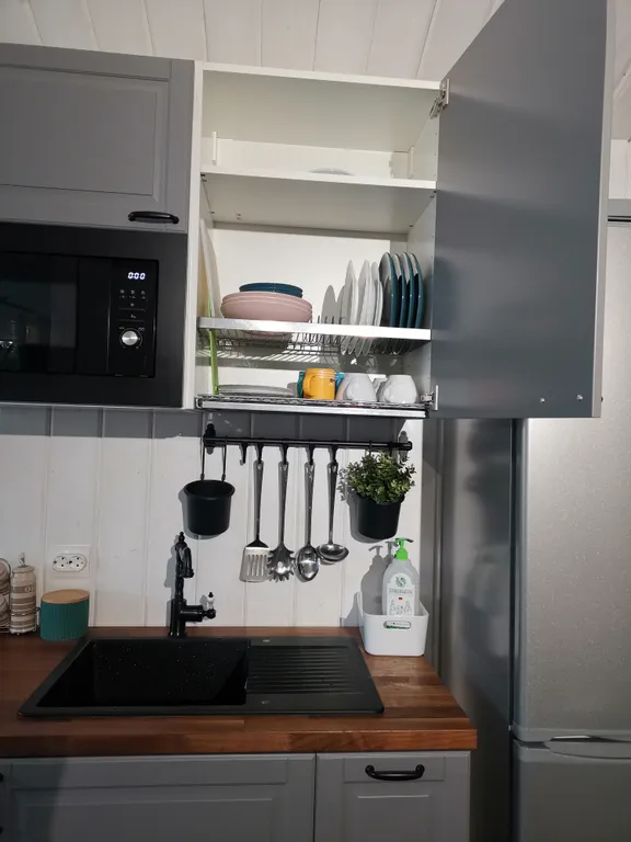 Современный уютный домик с камином на берегу реки Оки