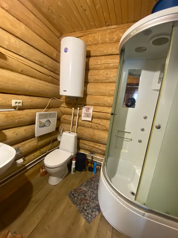 Дом  на  берегу озера Селигера