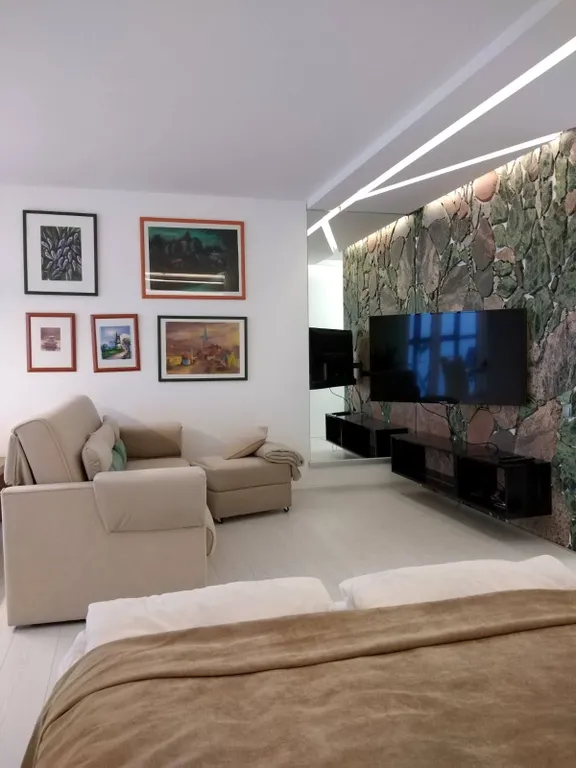 Студия с панорамной лоджией в центре города