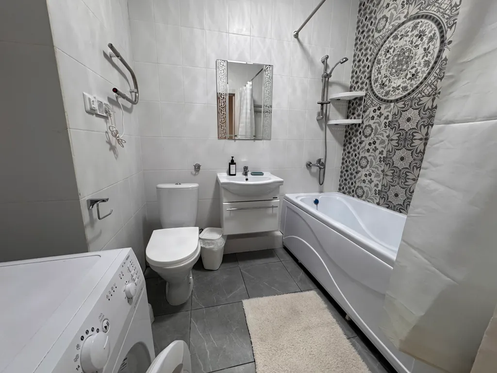 Трехкомнатная со своим выходом во двор на бассейны