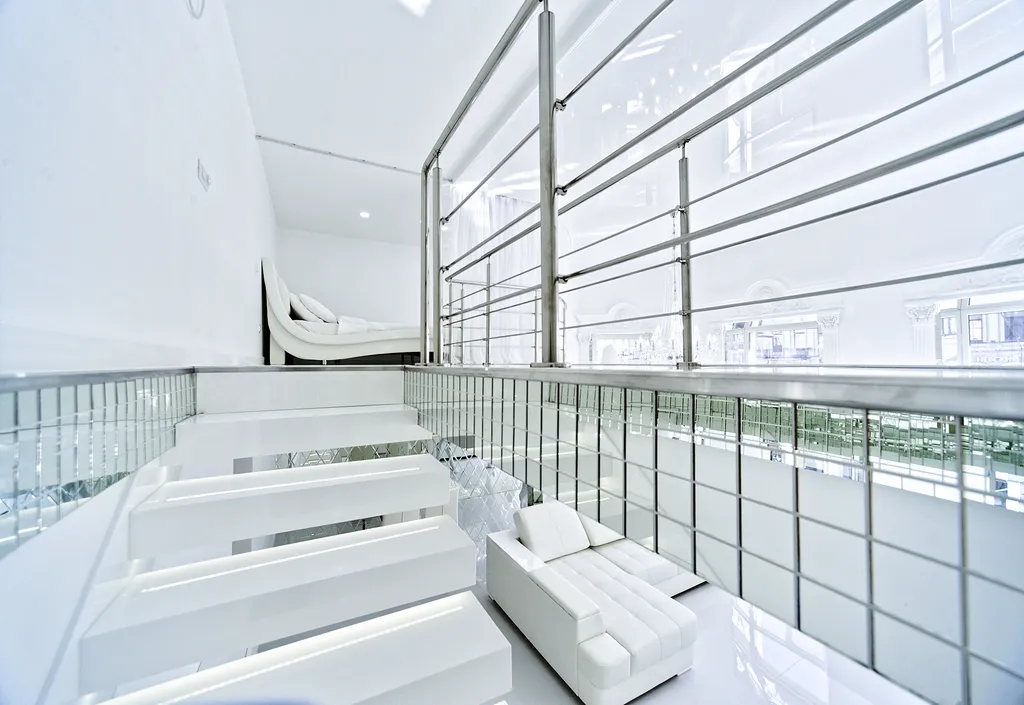 Белые двухъярусные апартаменты с балконом и видом на Невский проспект