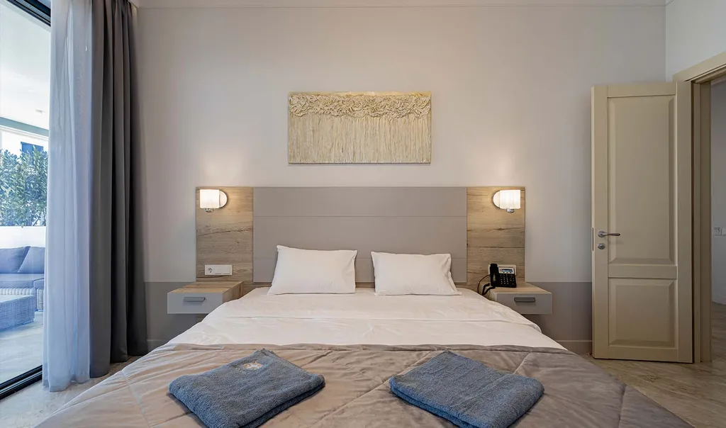 Делюкс с выходом к бассейну и террасой