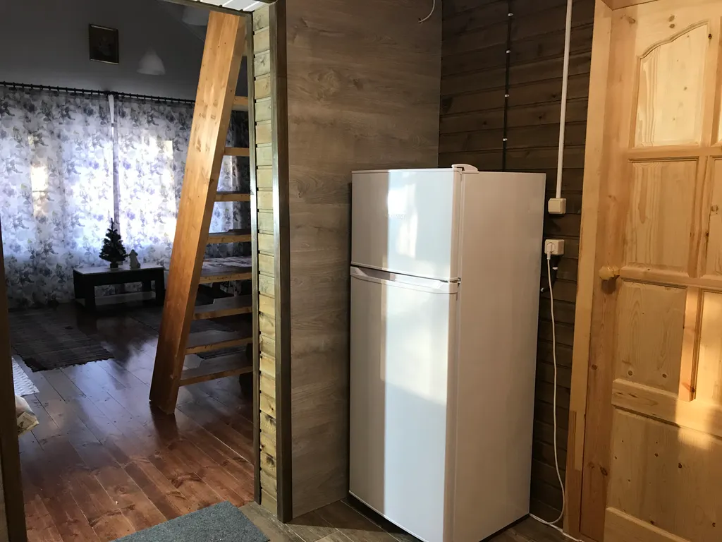 Загородный дом в лесу вблизи залива