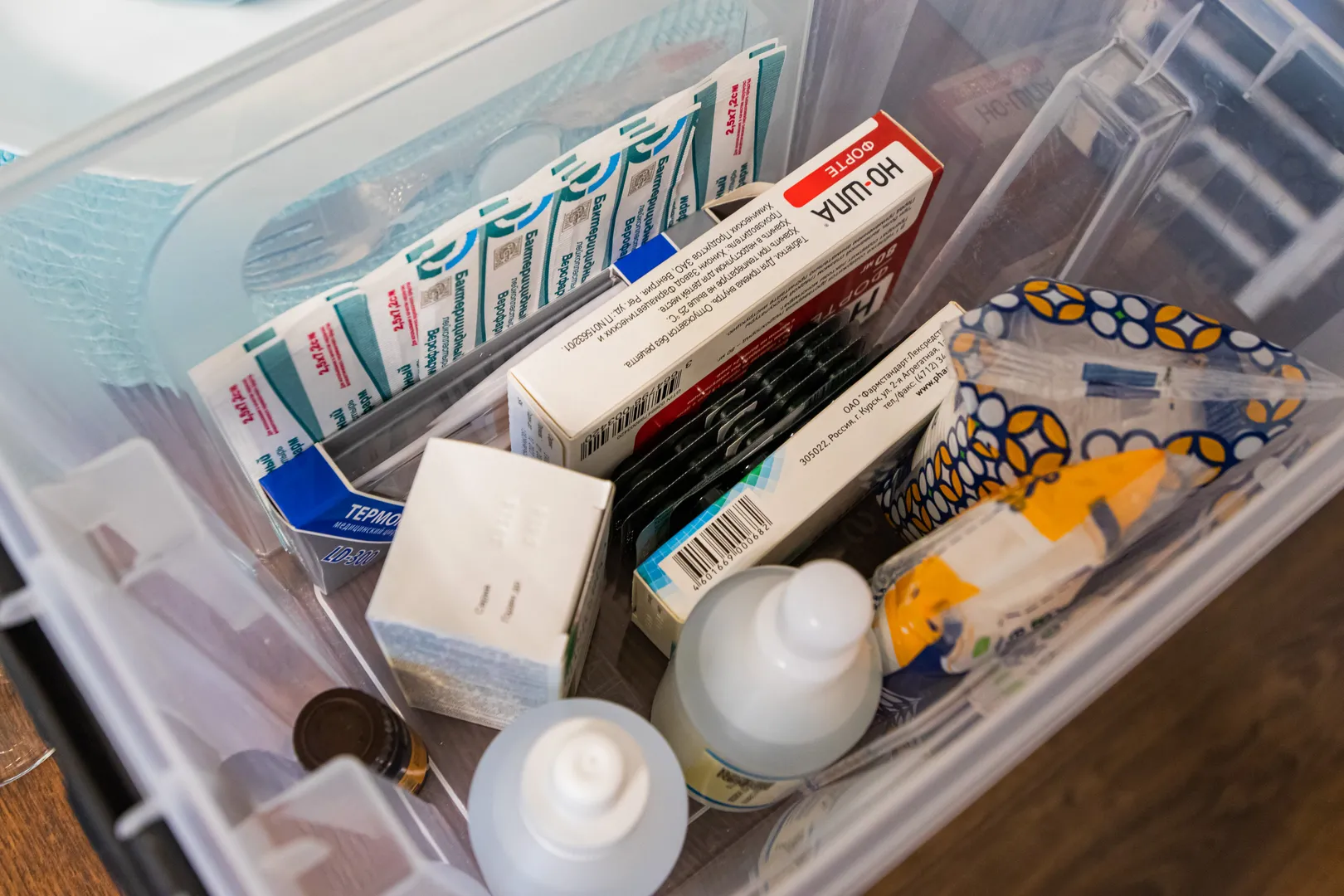 В квартире имеется аптечка с базовым набором лекарств для оказания первой помощи и облегчения состояния.  А также швейный набор.