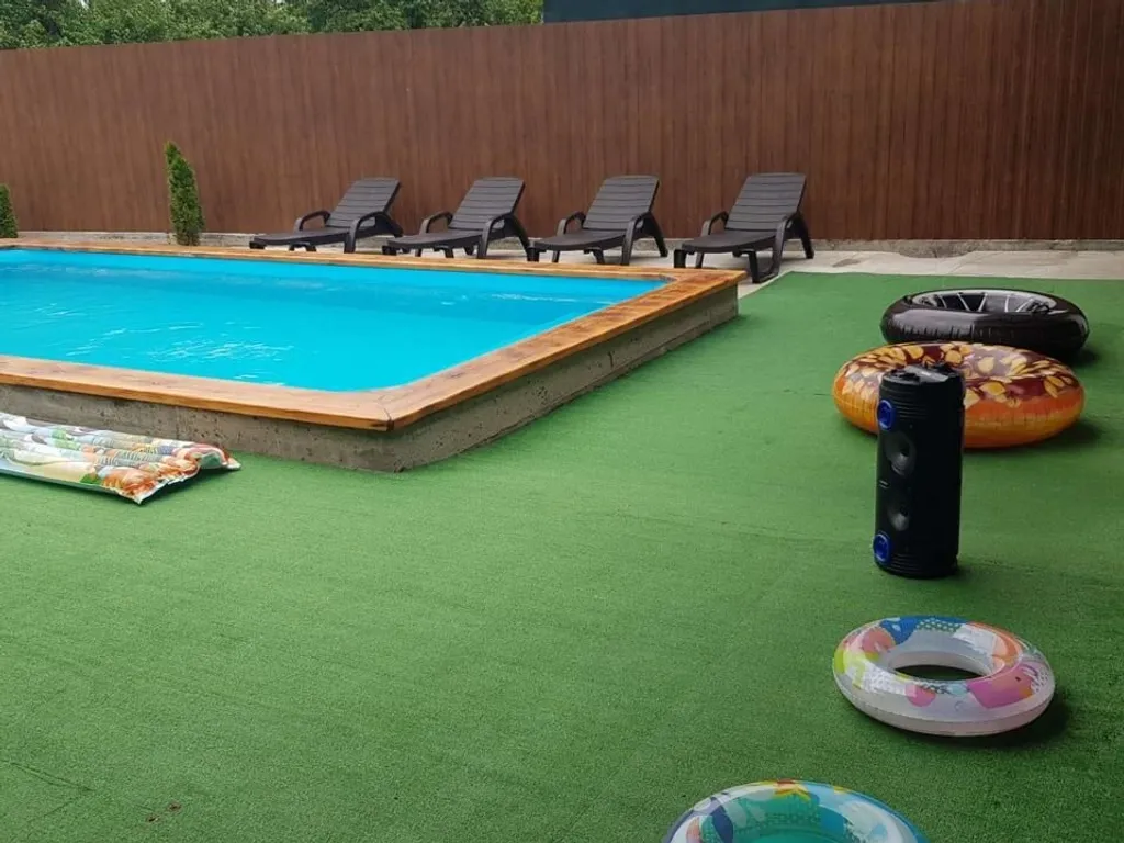 Большой дом с бассейном