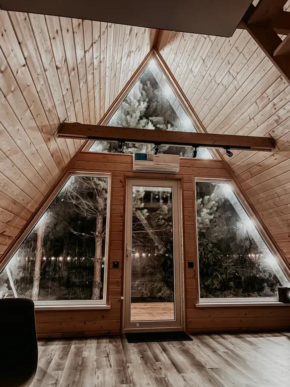 Глэмпинг в сосновом лесу