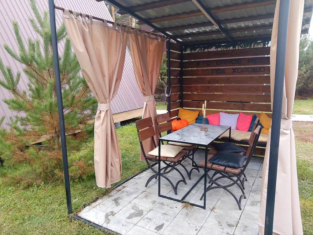 Дом у Катуни среди гор и многолетних сосен