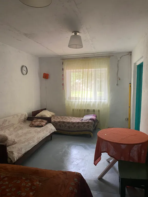 Дом на живописном берегу реки в деревне Пачеболка