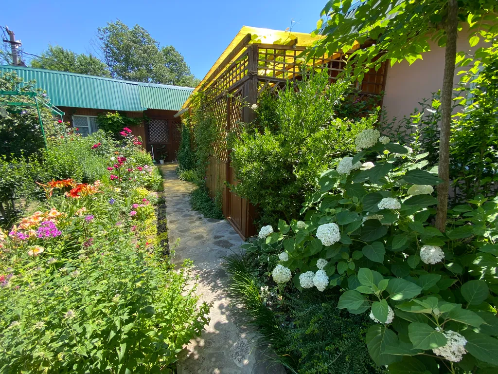 Коттедж Тихий домик в цветущем саду — аренда посуточно в Архипо-Осиповка