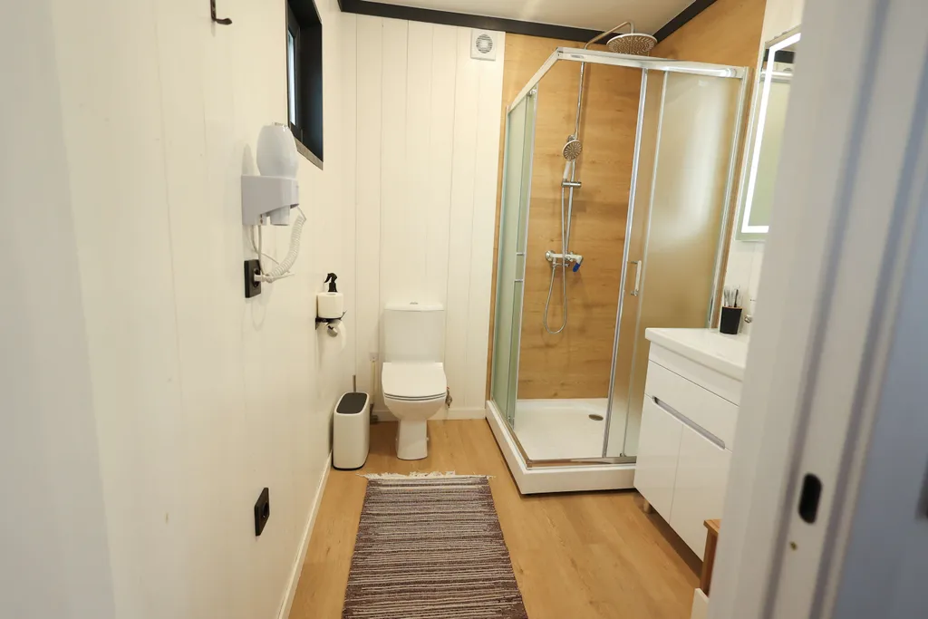 Коттедж Уютный глэмпинг для компании (6 отдельных домиков + территория) — Конаково