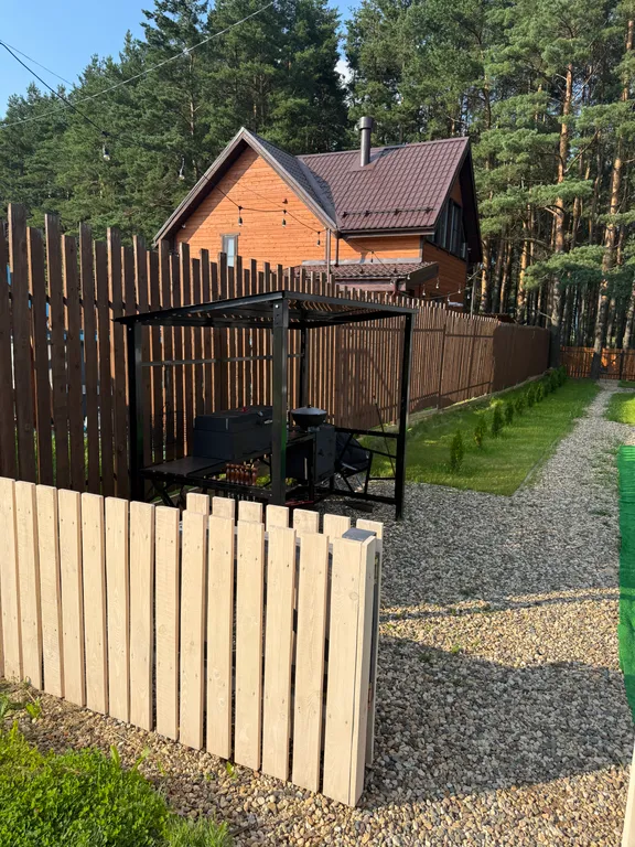 Большой треугольный домик с камином, с ванной у окна с видом на лес