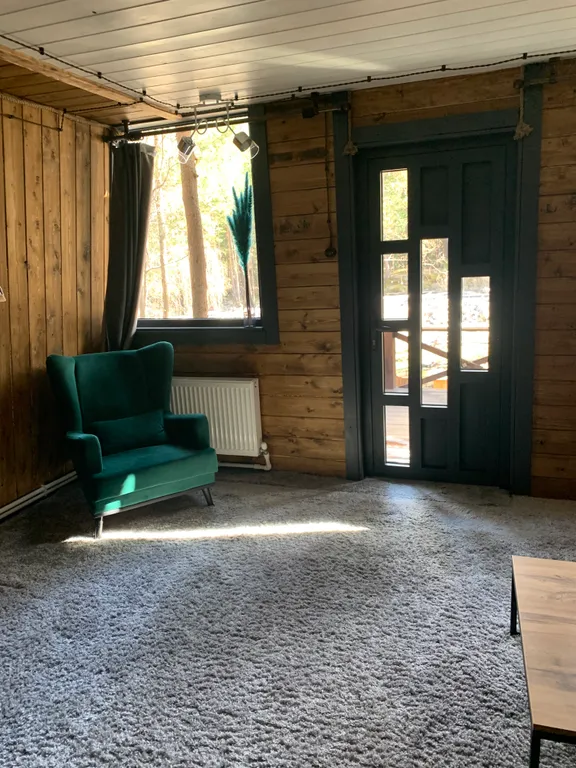 Уютный двухэтажный домик у реки, треугольник