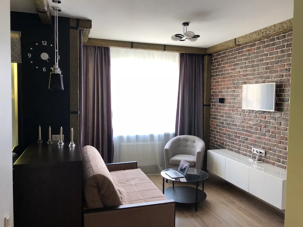 Дизайнерская студия с балконом