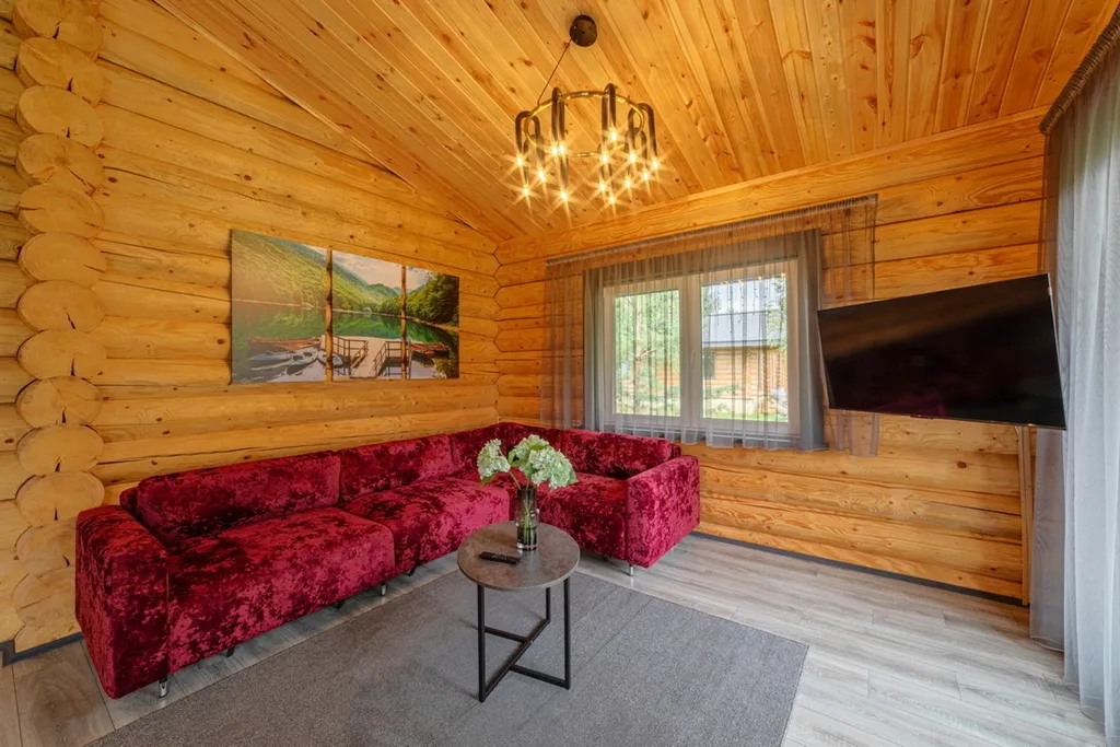 Уютный дом на берегу большого озера