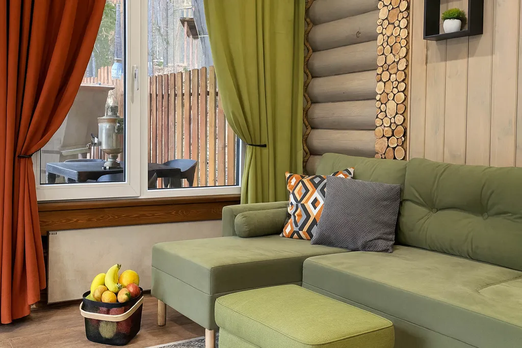 Дом сруб с чаном в лесу