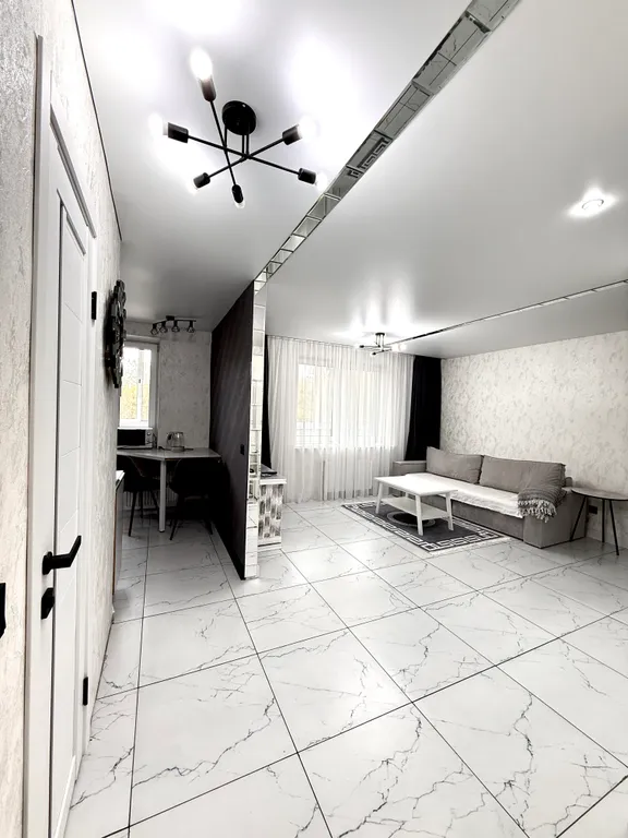 Новый дом в центре города. Елка и сервировка есть