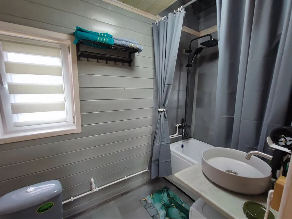 Новый стильный дом в окружении леса