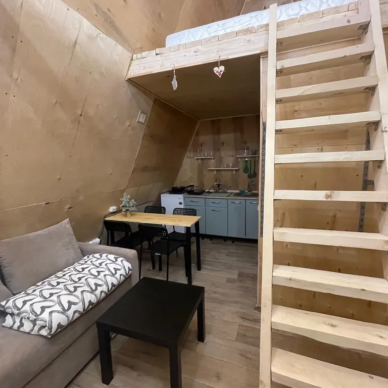 А-frame в окружении леса и гор