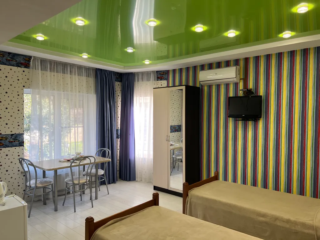 Уютная комната с видом на море