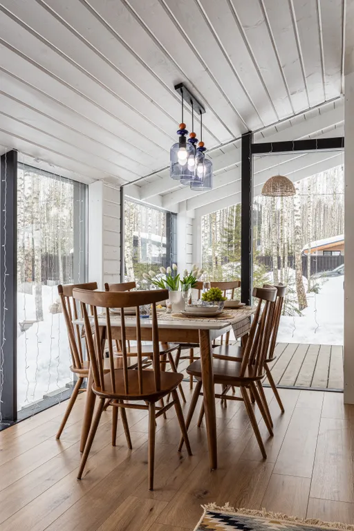 Новый панорамный дом с лесом на участке