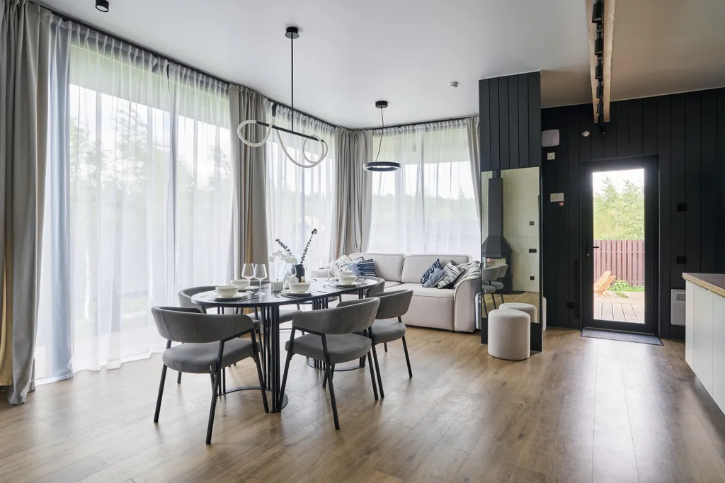 Большой панорамный дом с камином и сауной