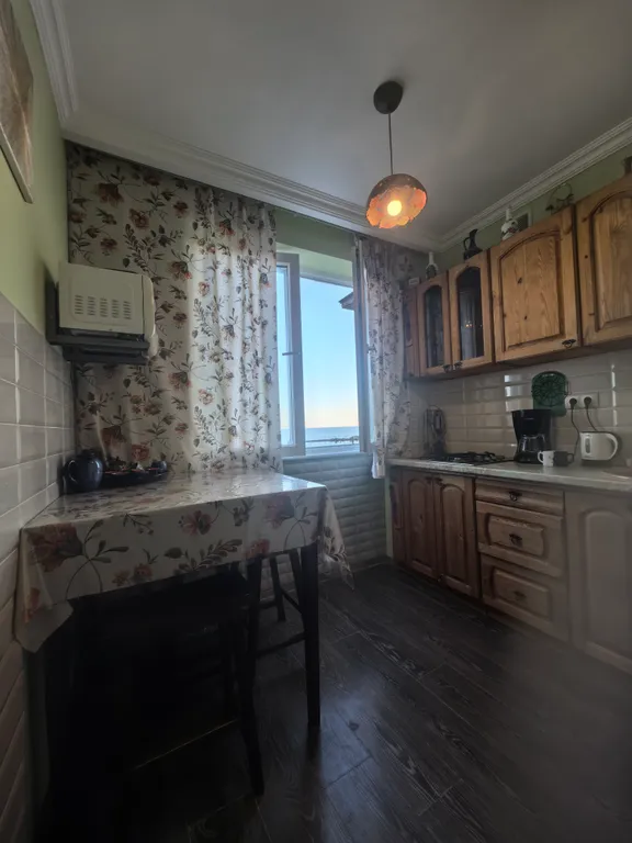 Квартира комфорт+ с балконом: 96 м от моря