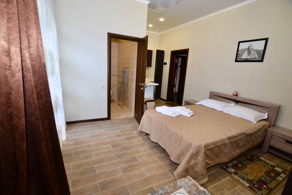 Студия с мини кухней и балконом на втором этаже