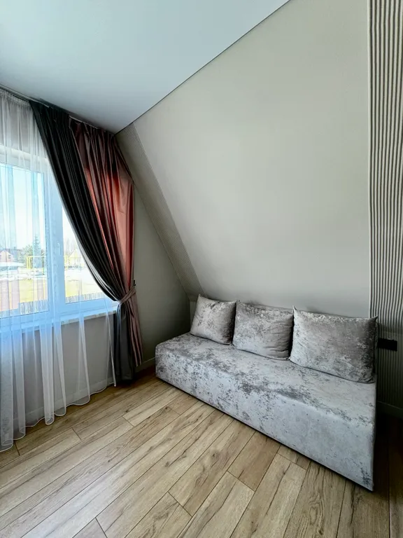 Дом с теплым бассейном на озере