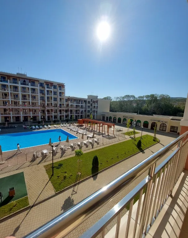 Студия с бассейнами в ЖК Кипарис