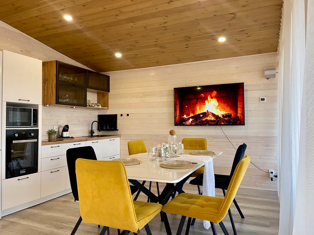 Уютный светлый дом с панорамным остеклением и банным чаном