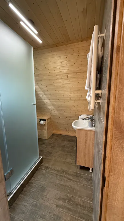 Уютный дом в лесу у озера вблизи от города