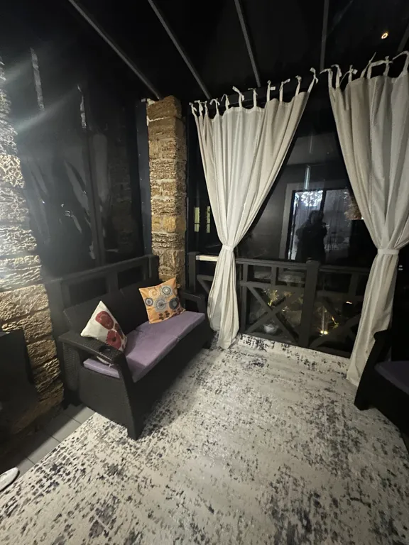 Студия с террасой и бассейном на первой береговой линии