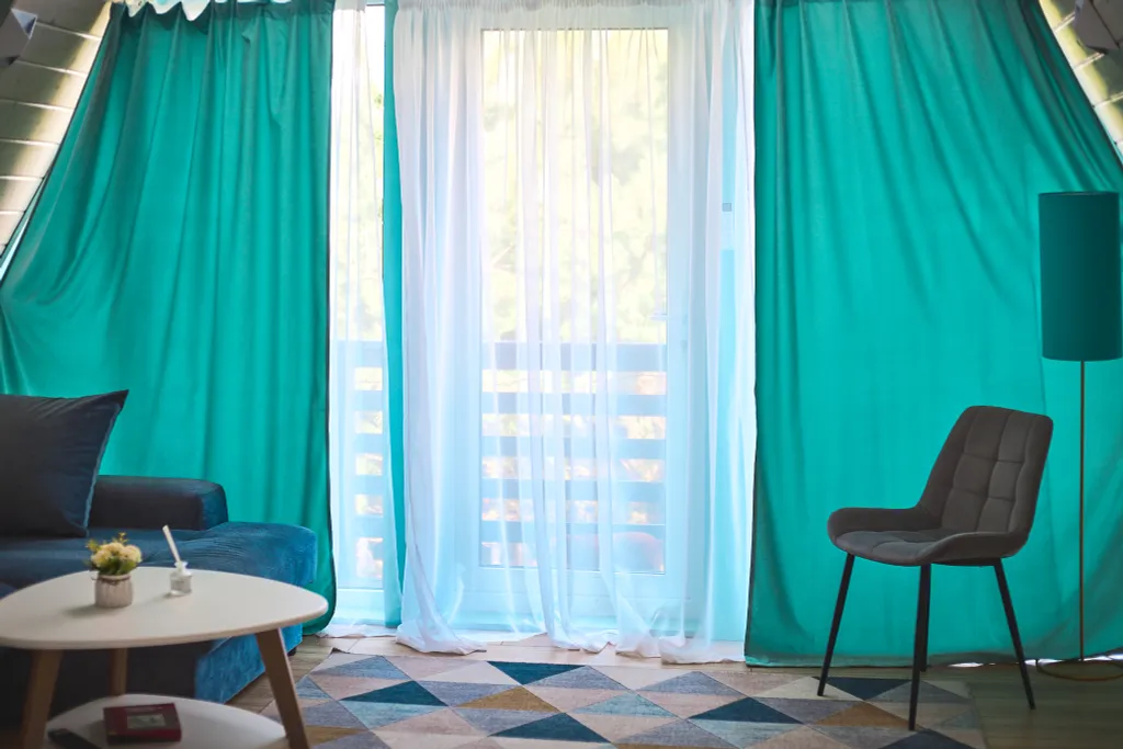 Дом-шалаш на берегу озера